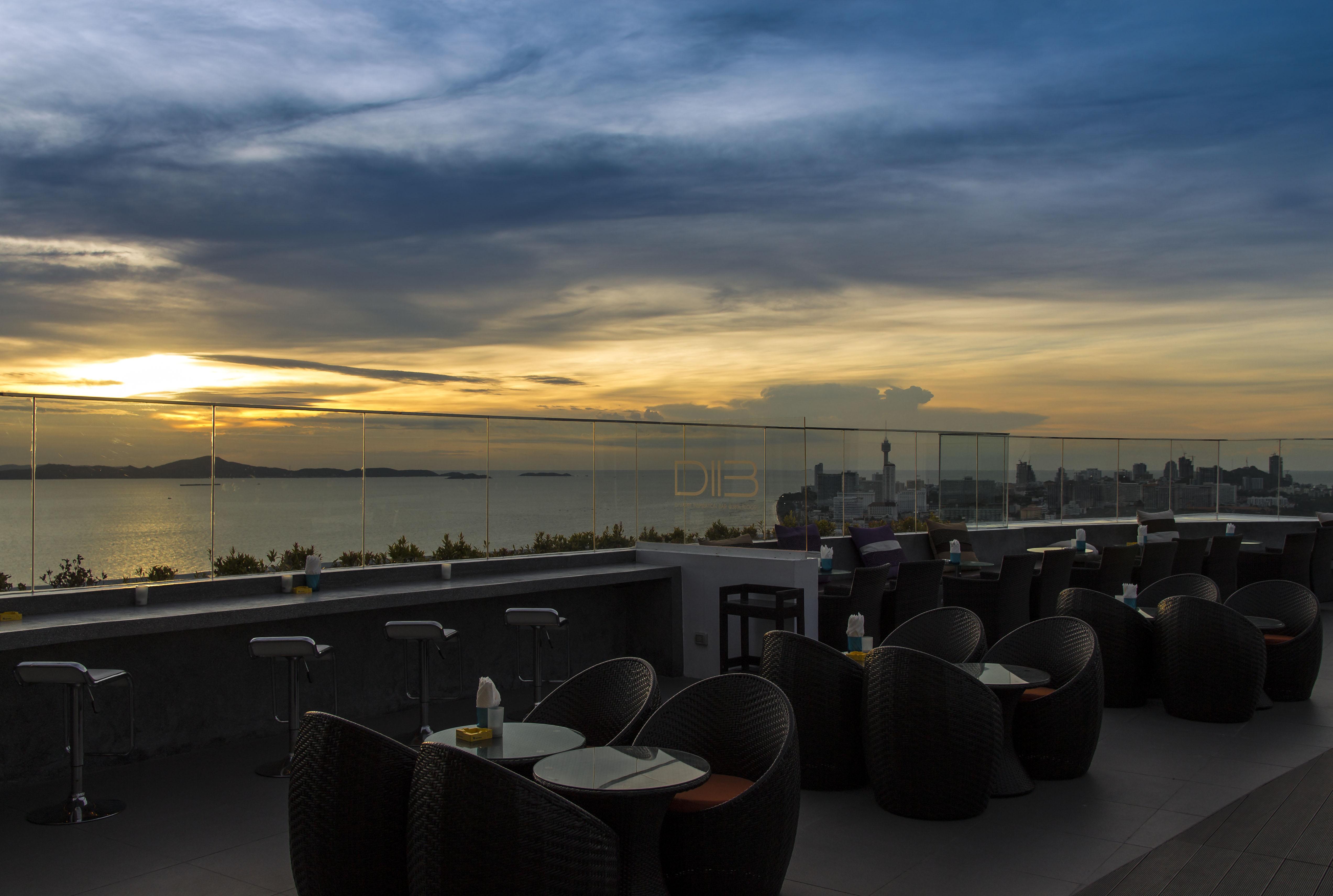 D Varee Jomtien Beach, Pattaya Luaran gambar Sunset at the rooftop bar