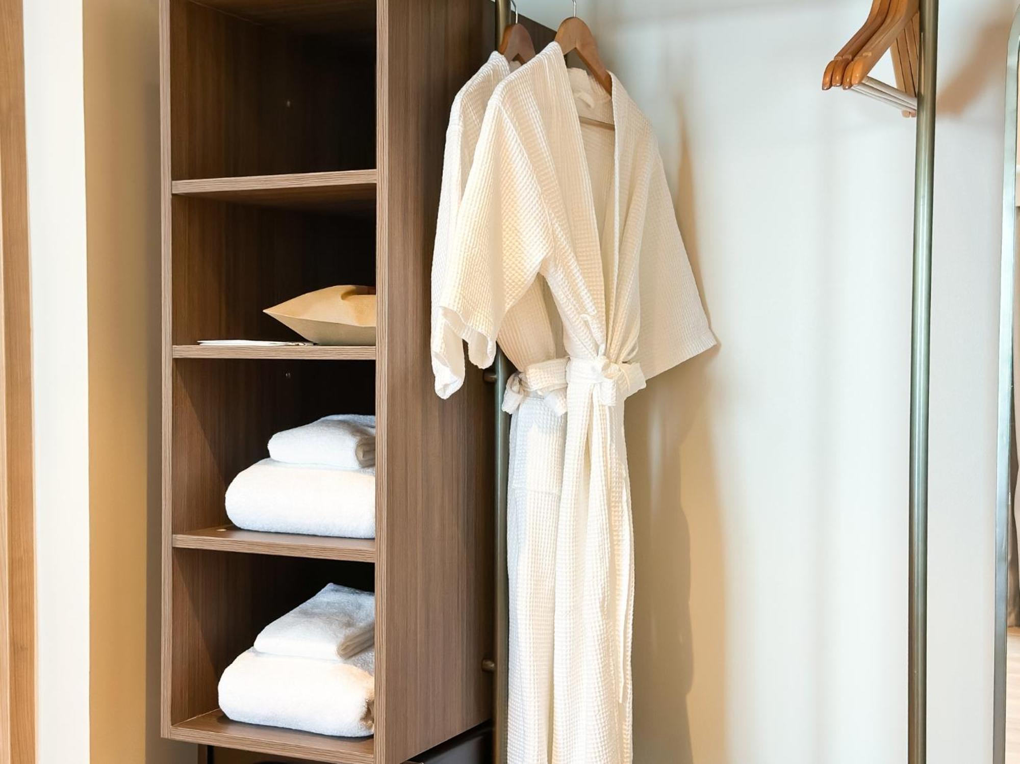 D Varee Jomtien Beach, Pattaya Luaran gambar A bathrobe hanging on a hanger