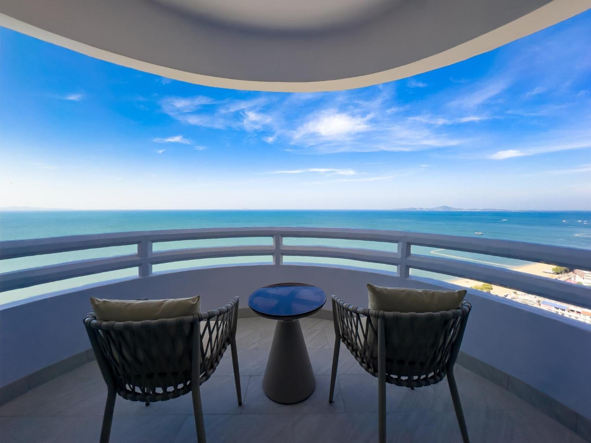 D Varee Jomtien Beach, Pattaya Luaran gambar Balcony of a suite at the Hilton Pattaya