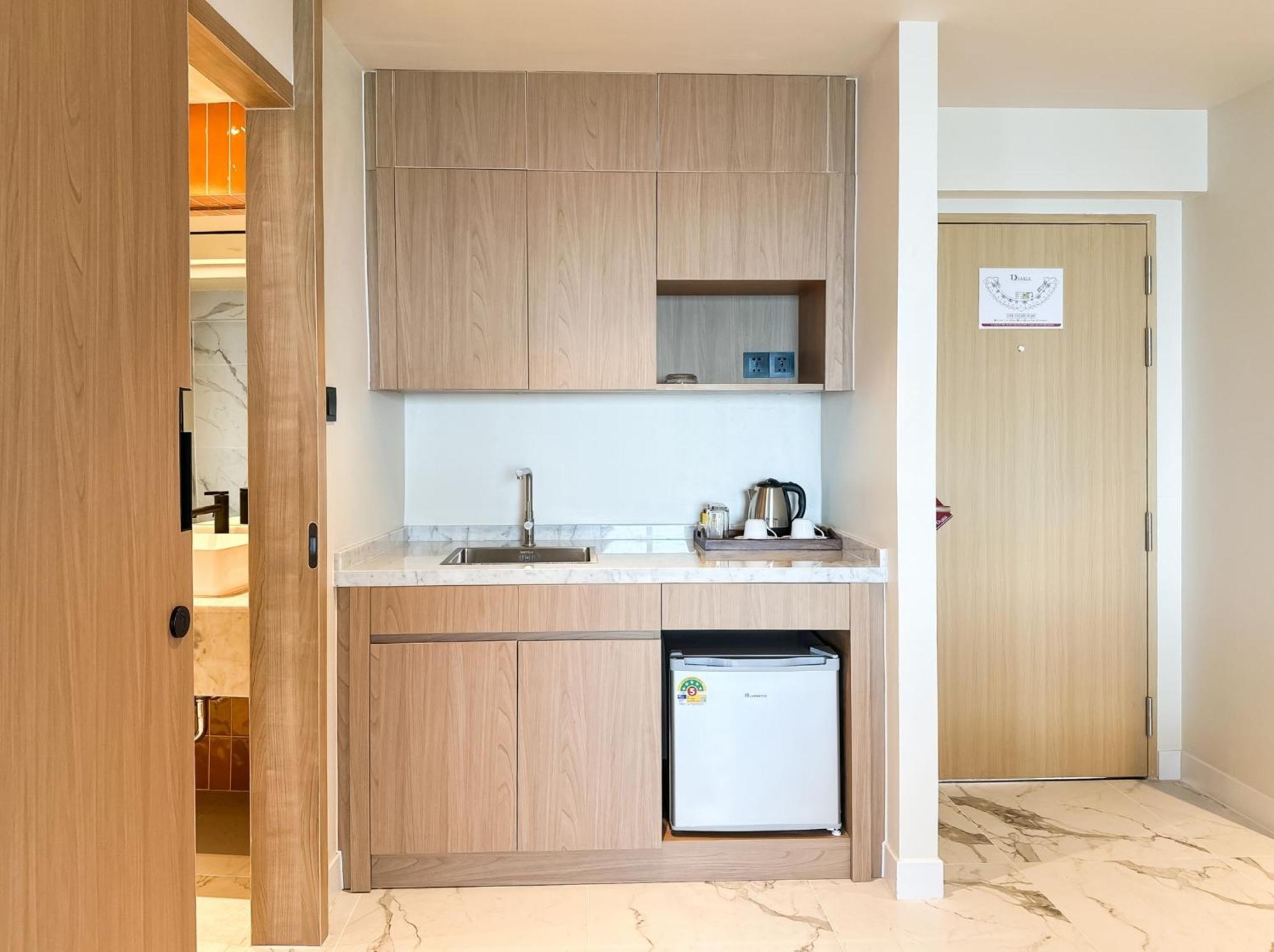D Varee Jomtien Beach, Pattaya Luaran gambar A kitchenette in a hotel room